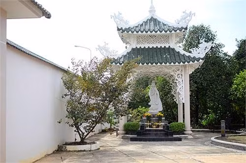 Với tường rào cao, cổng lớn được xây kiên cố, dường như Việt Trinh muốn tránh sự dòm ngó, tò mò của người xung quanh.