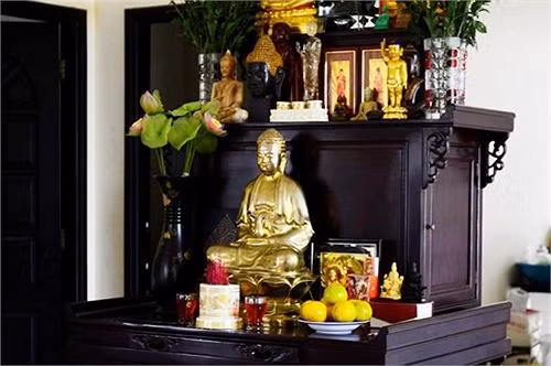 Là người theo đạo Phật, nên trong nhà Việt Trinh tràn ngập không gian của Phật.