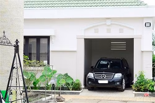 Chiếc Mercedes này đã gắn bó với Việt Trinh từ khá lâu nay.