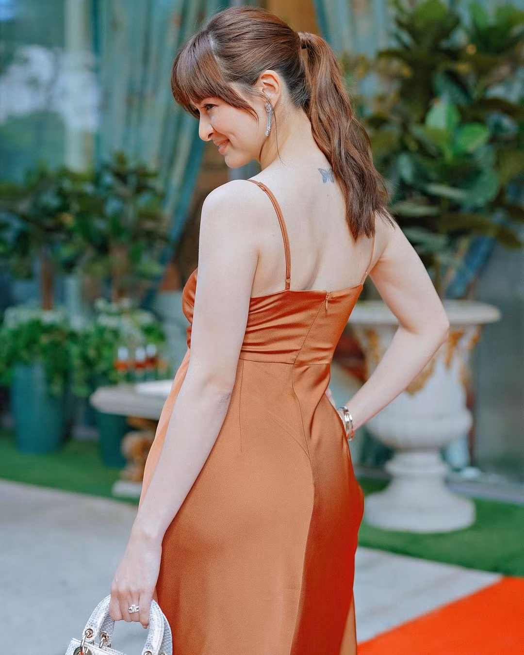  Nữ diễn viên người Philippines Marian Rivera đã đăng tải hình ảnh trên trang cá nhân. Cô diện thiết kế váy lụa dáng hai dây tôn vẻ đẹp nữ tính. Ngoài ra, người đẹp còn kết hợp với chiếc túi Lady Dior huyền thoại giúp tăng thêm vẻ sang trọng. Bên cạnh lời khen, cũng có người "bóc mẽ" thân hình của Marian Rivera khi diện váy lụa. Vòng 2 của cô không được mấy thon thả. 