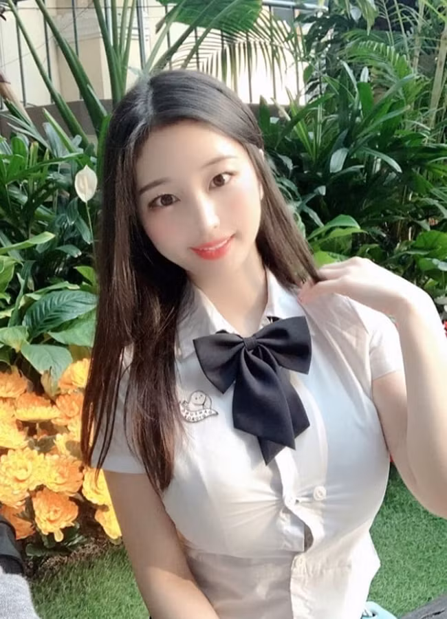 Tuy nhiên, vì chưa để ý đến size áo nên nhiều chị em có vòng 1 lớn thường hay gặp phải tình trạng kém duyên khi mặc sơ mi.