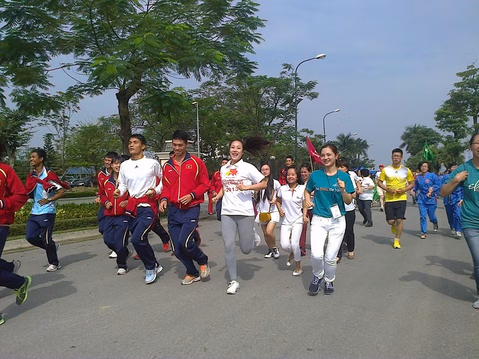 Ngày 17/11 hoa hậu đã tham gia "Cuộc chạy vì trẻ em Hà Nội 2013" với nhiều các em học sinh, tình nguyện viên.