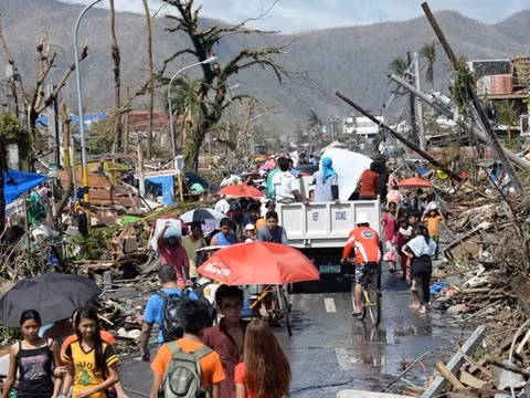 Quang cảnh tiêu điều ở Philippines nhiều ngày sau bão