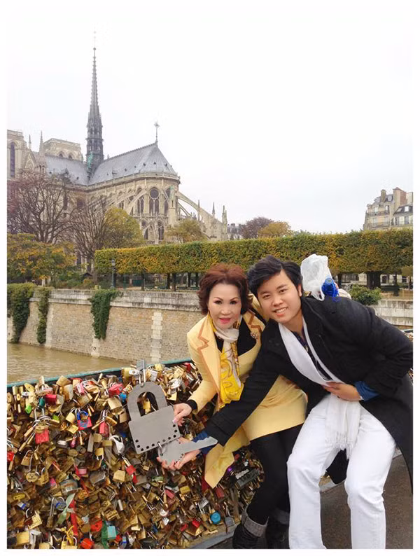 Lên cả cây cầu tình yên để ghi lại những khoảnh khắc yêu đương.