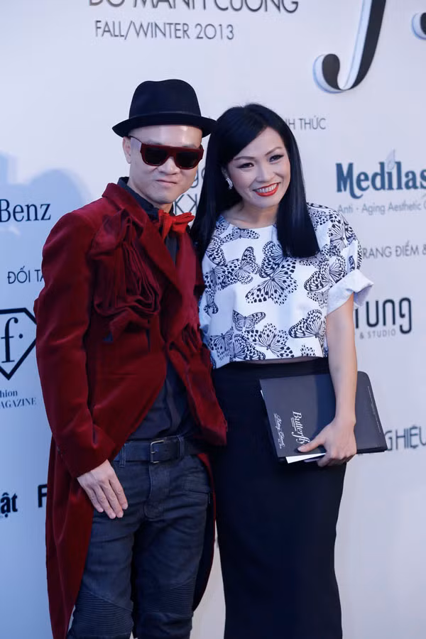 Chủ nhân của show diễn chụp hình bên ca sĩ Phương Thanh.