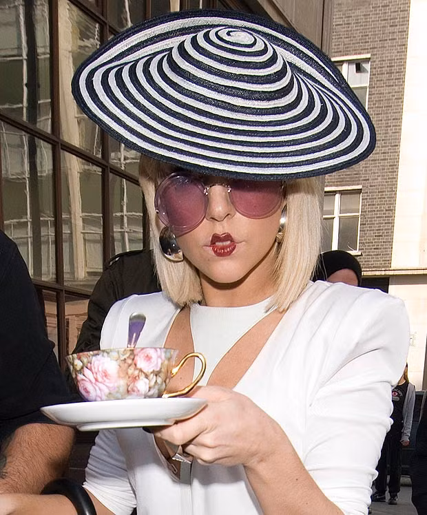 Nhiều lần người ta thấy Lady Gaga đi dạo cùng một tách trà bằng sứ vẽ hoa rất cầu kỳ trong tay. Cô gọi tách trà là “cô ấy” và chia sẻ: “Cô ấy khiến tôi cảm giác như đang ở nhà”.