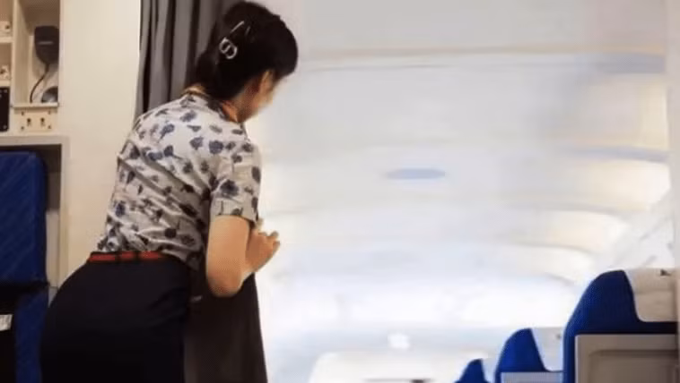 Tiep vien hang khong Trung Quoc bi sa thai vi chup noi y-Hinh-3