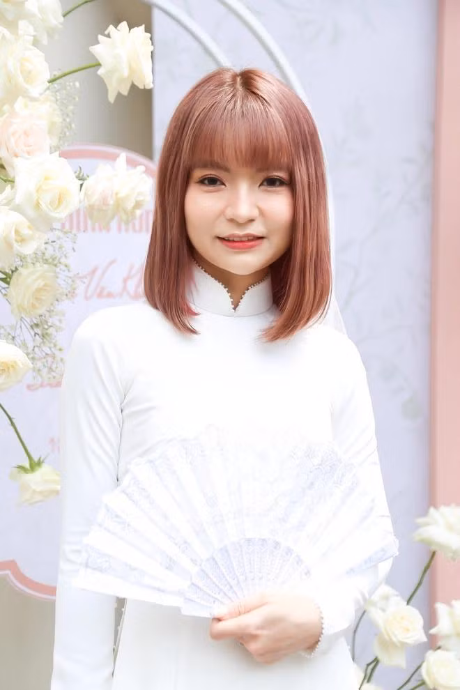 Ba xa Mac Van Khoa va dan co dau Vbiz chuong ao dai trang-Hinh-3