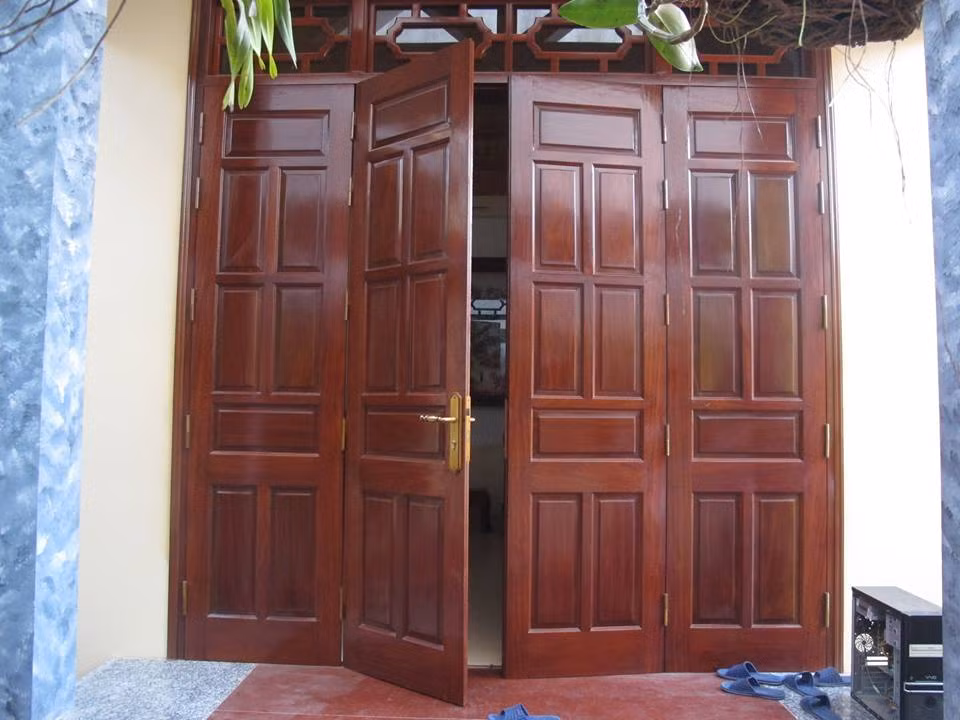 Đặc biệt, nếu dọn về đó sống thì chắc chắn vợ chồng dễ nảy sinh xích mích, ra ngoài làm ăn dễ vướng vào vòng lao lý, sức khỏe yếu ớt quanh năm. 