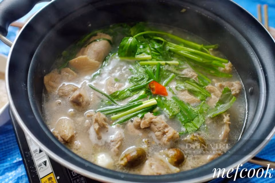Lam vit om sau them nuoc nong hay nuoc lanh?