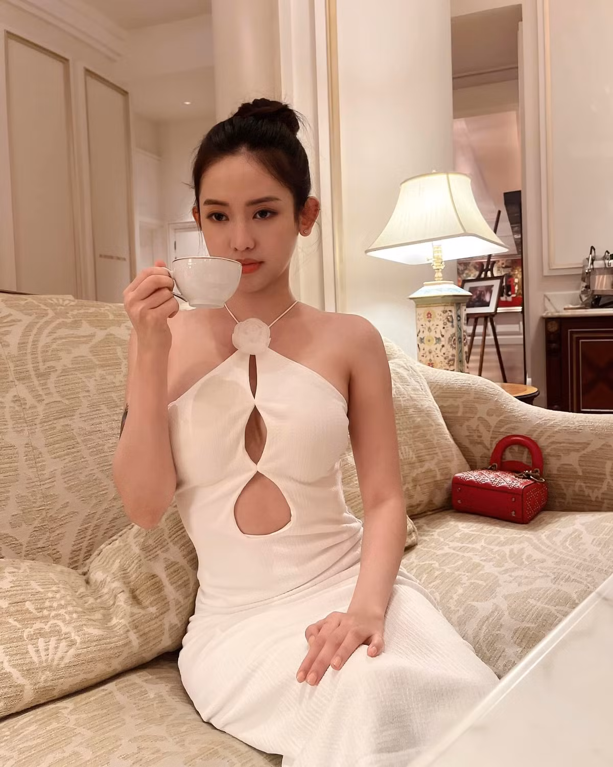 Hot girl Cà Mau lăng xê mốt áo xuyên thấu tôn dáng - Hình 4 Hot girl Ca Mau lang xe mot ao xuyen thau ton dang-Hinh-4