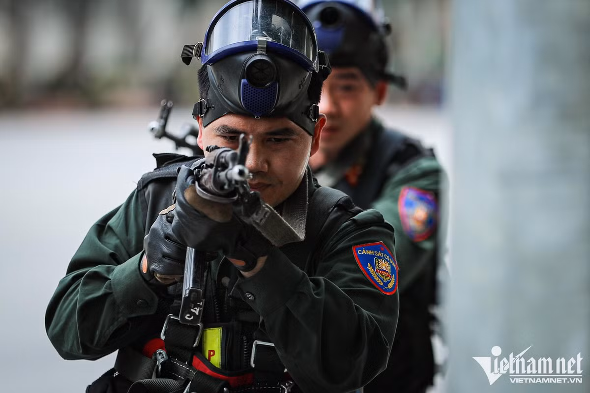 Hàng trăm cảnh sát phô diễn kỹ năng lái mô tô, nổ súng trấn áp tội phạm ảnh 9