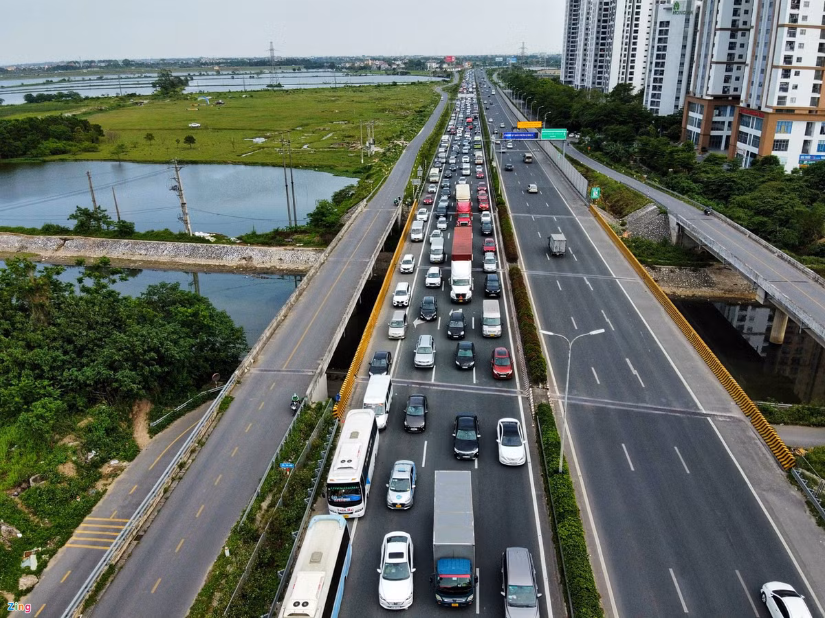 Ùn tắc gần 4 km theo hướng vào nội đô, kéo dài tới khu vực xã Ngũ Hiệp, huyện Thanh Trì. Tới khoảng 16h, cảnh ùn tắc chấm dứt trên tuyến này, nhưng lượng xe cộ vẫn đông.
