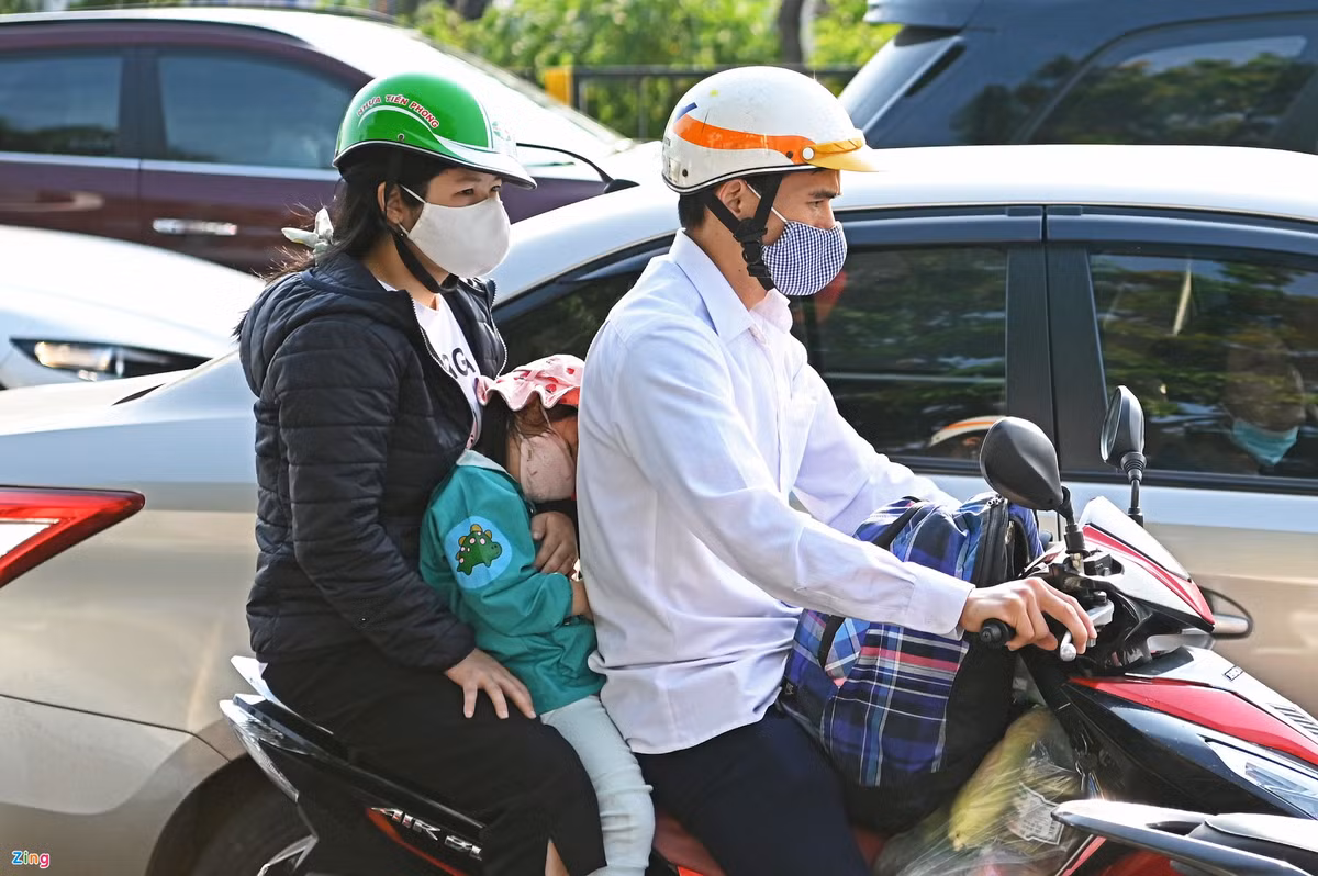 Tắc đường cùng nắng gắt cuối chiều khiến nhiều trẻ em mệt mỏi.