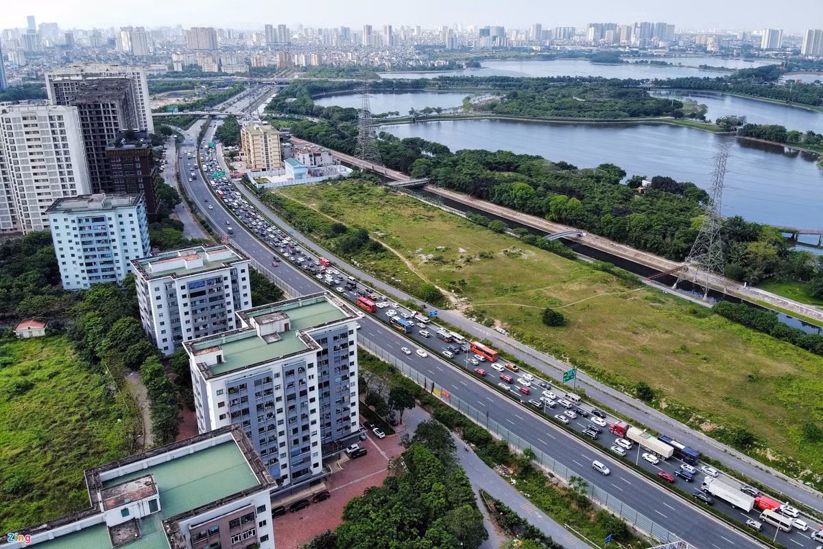 Dự báo ngày 3/5, tình trạng giao thông hướng vào Hà Nội căng thẳng hơn. CSGT khuyến cáo tài xế nên sắp xếp công việc, chọn thời gian, lộ trình phù hợp. Nếu phải di chuyển trong điều kiện tắc đường, tài xế cần kiên nhẫn, chú ý nhường đường và tuân thủ sự điều tiết của lực lượng chức năng.