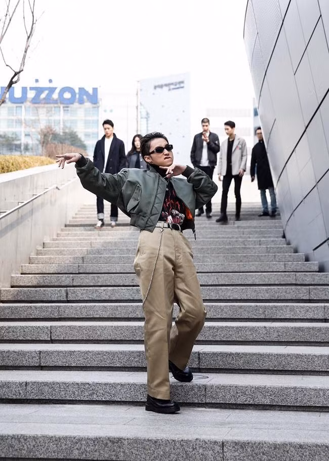 Son Tung uon eo tren bai bien, netizen dong loat: 'Be va lep'-Hinh-5