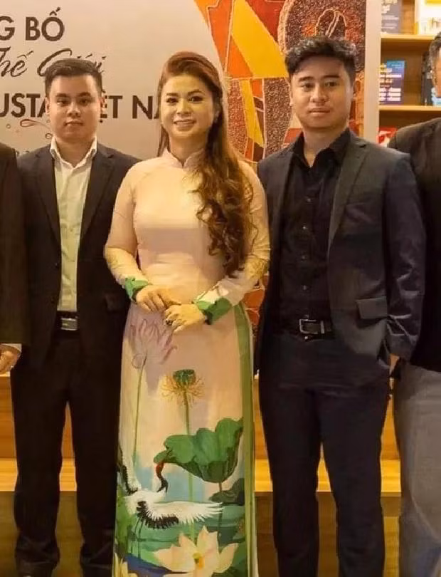 Mẹ quyền lực hội rich kid: Ai cũng thành công, nhan sắc hơn người - Hình 3 Me quyen luc hoi rich kid: Ai cung thanh cong, nhan sac hon nguoi-Hinh-3
