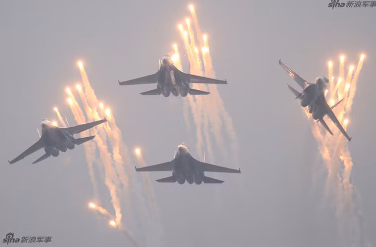 Máy bay phản lực Su-27S của đội bay biểu diễn Hiệp sĩ Nga phóng pháo sáng nhìn như pháo hoa trong màn bay tại triển lãm Chu Hải.
