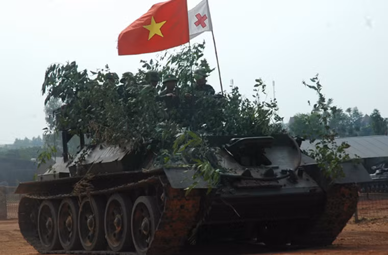 Tạp chí Văn nghệ Quân đội đăng tải một bộ ảnh hoạt động huấn luyện tại Trường Trung cấp Kĩ thuật Tăng – Thiết giáp, qua đó cho thấy một loại xe thiết giáp lạ xuất hiện trong diễn tập. Quan sát một số đặc điểm trên thân, có thể đây là biến thể xe cứu kéo bọc thép T-34-T được cải tiến từ khung gầm cơ sở xe tăng huyền thoại T-34-85.