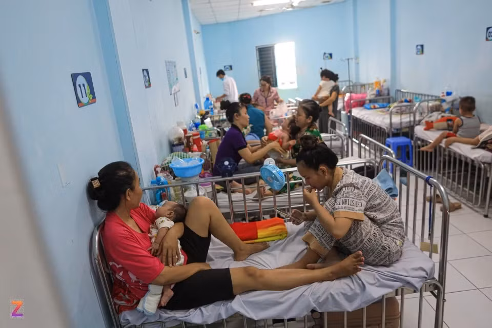 Theo bác Quy cho biết khoa Nhiễm - Thần kinh đang chủ động theo dõi sát diễn biến bệnh sởi để có các phương án tăng số lượng phòng cách ly phù hợp, sẵn sàng đáp ứng trong trường hợp số điều trị nội trú tăng mạnh, có thể lên đến hàng trăm bệnh nhi.