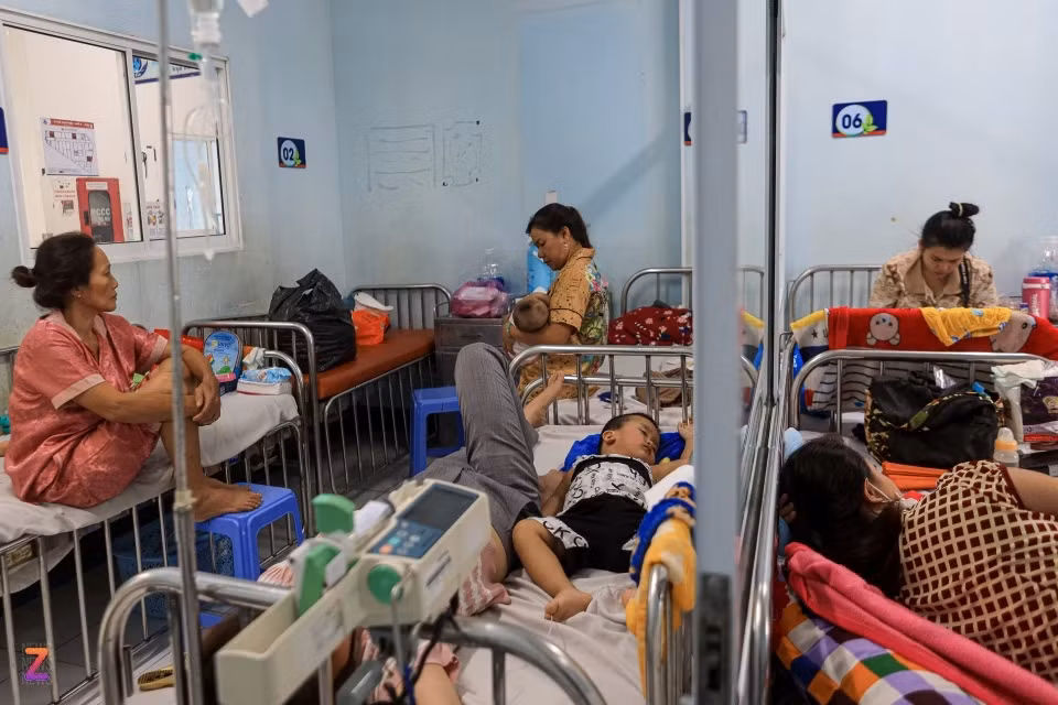 Là một trong những “điểm nóng” tiếp nhận và điều trị trẻ mắc bệnh sởi tại TP.HCM, khoảng một tháng nay, khoa Nhiễm - Thần kinh, Bệnh viện Nhi đồng 1 luôn trong tình trạng kín giường. Ghi nhận của Tri Thức - Znews sáng 13/8, 3 phòng cách ly dành cho bệnh nhi mắc sởi nhẹ gần như không còn chỗ trống. Tiếng trẻ con quấy khóc vang cả một hành lang dài.