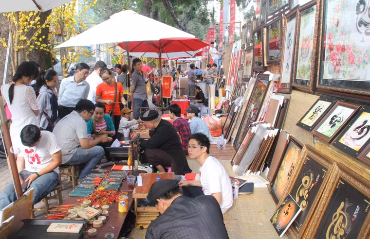 Chiều 19 Tết Giáp Ngọ (ngày 19/1), trên vỉa hè các tuyến đường Phạm Ngọc Thạch, Nguyễn Thị Minh Khai trước nhà Văn hóa Thanh niên và Cung Lao động TP HCM, không khí lễ hội mừng xuân vô cùng rộn rã