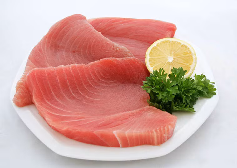 Trong số các loại cá, cá trích, hồi, mòi, thu, tuyết, bơn, chẽm và cá ngừ được đánh giá chứa lượng lớn omega - 3 cao hơn cả.