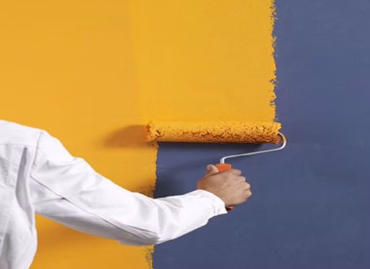 Khử mùi sơn. Cuối năm, nhiều gia đình tiến hành sơn lại nhà đón năm mới. Để mùi sơn không ảnh hưởng đến sức khỏe các thành viên, bạn nên đặt miếng hành tây ở góc tường. Mùi sơn sẽ bị đánh bật một cách dễ dàng.