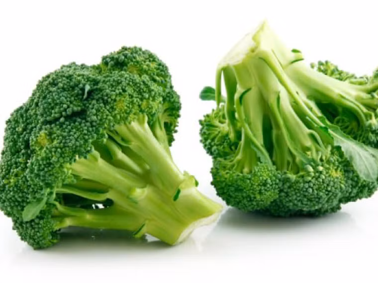 Súp lơ xanh. Súp lơ xanh chứa nhiều vitamin C, A, canxi, folate và chất xơ giúp giảm nguy cơ ung thư ruột già. Ngoài ra, súp lơ xanh cũng được chứng minh có khả năng giảm nguy cơ ung thư miệng, phổi và dạ dày.