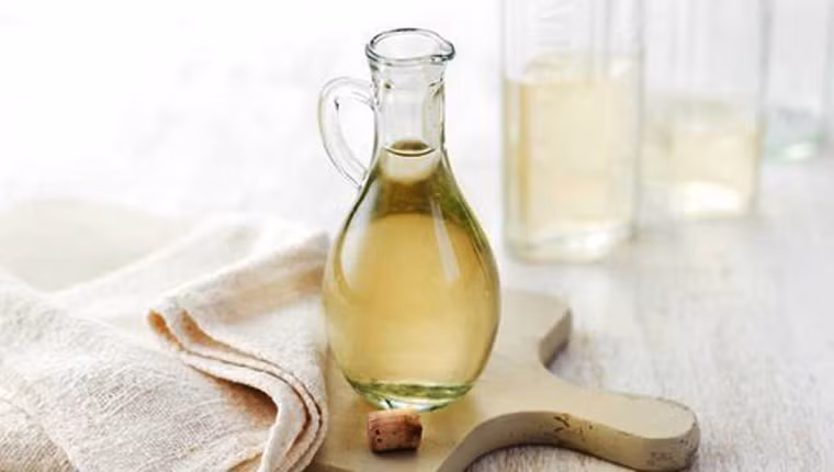 Làm sạch xoong chảo cháy đen. Với xoong nhôm chẳng may bị cháy sém, bạn có thể làm sạch bằng cách pha nước lã với giấm, đun sôi nhiệt độ cao. Trường hợp vết bẩn vẫn chưa sạch hoàn toàn, chỉ cần rắc thêm chút muối, đợi vài giờ rồi cọ nhẹ, vết bẩn sẽ dễ dàng được làm sạch.