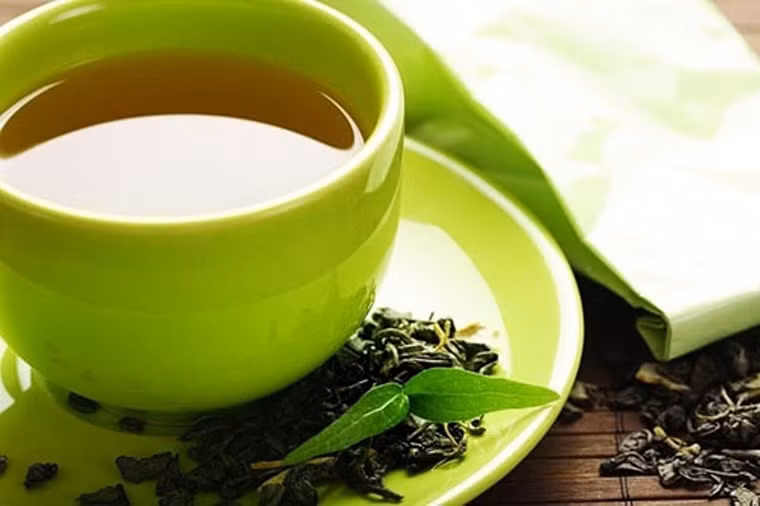Trà xanh. Sử dụng trà làm đồ uống hàng ngày góp phần làm sạch cơ thể bằng cách loại bỏ các độc tố có hại, ngăn chặn sự phát triển bất thường của tế bào. Trong các nghiên cứu của mình, giới khoa học khẳng định trà có khả năng ngăn chặn, ức chế sự phát triển của tế bào ung thư tại ruột già, gan và tiền liệt tuyến.