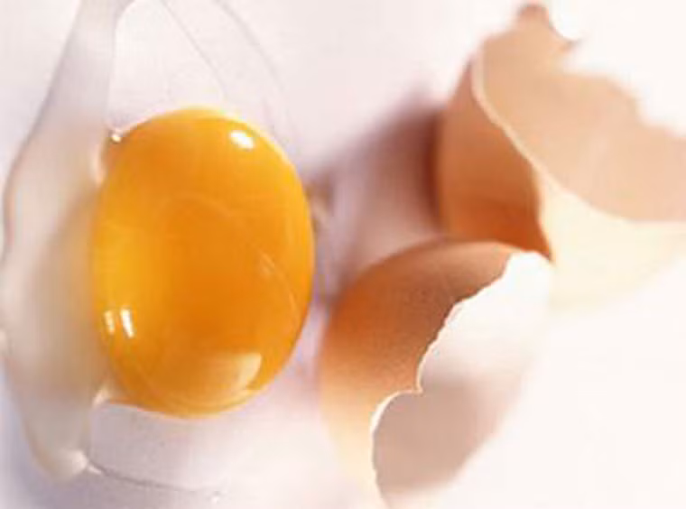 Để làm cốt bánh, làm nóng lò ở 1800C, lót giấy nến vào khuôn bánh. Trộn hỗn hợp bột mì và bột nở với muối, rây mịn. Tách lòng đỏ và lòng trắng. Đánh lòng đỏ trứng với 2/3 đường cát ở tốc độ cao khoảng 5 phút. Cho thêm vani vào đánh, đặt sang một bên.
