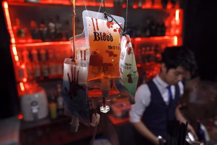 Để tăng độ ma mị, chủ quán còn thiết kế vật dụng đựng đồ uống giống những thiết bị y tế như túi máu.
