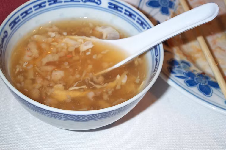 Súp yến. Súp yến được mệnh danh là món ăn dành cho những đại gia. Để có thể thưởng thức bát súp nhỏ, bạn phải bỏ ra một số tiền khá lớn. Đặc biệt, món ăn khá hiếm nên bạn chỉ có thể đặt mua ở những cửa hàng bán lẻ cao cấp.
