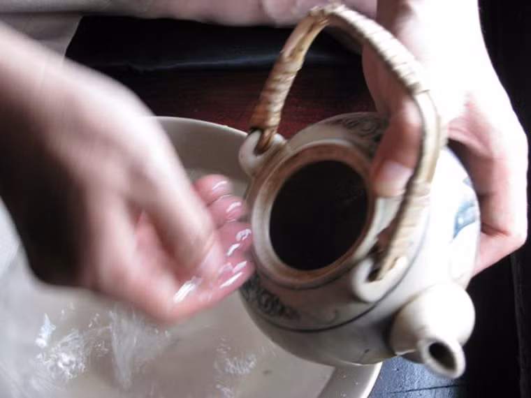 Làm sạch ấm pha trà. Ấm đun trà sau thời gian sử dụng dễ đọng một lớp vôi ở đáy. Để làm sạch, bạn nên pha một ít giấm vào nước muối nồng độ cao, ngâm qua đêm rồi cọ sạch.