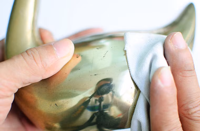 Làm sạch đồ đồng. Kết hợp hành tây với muối rồi tiến hành chà xát mạnh vào dụng cụ đồng, các chất trong hành tây và muối sẽ nhanh chóng loại bỏ vết bẩn, ố vàng bám chặt.