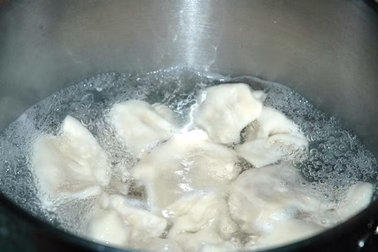 Luộc há cảo. Để món há cả chín đều, thơm mềm mà không bị nát, tận dụng một vài lát hành tây vào trong quá trình luộc. Lưu ý, để món ăn chuẩn vị, phải đun sôi hành tây rồi mới cho há cảo vào chế biến.