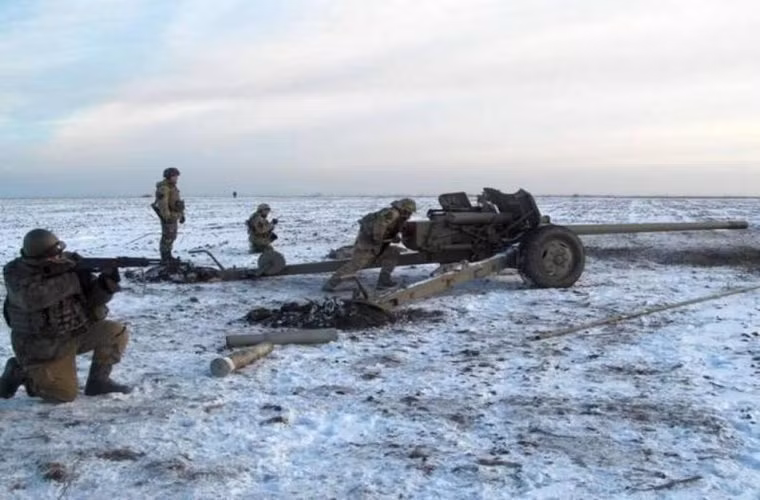 Nhiệm vụ chính của đợt diễn tập vào đầu tháng 12 này của các binh sĩ pháo binh Ukraine là thực hiện triển khai các đơn vị pháo chống tăng, nhằm ngăn chặn sự đổ bộ của quân địch tiến vào từ bờ biển.