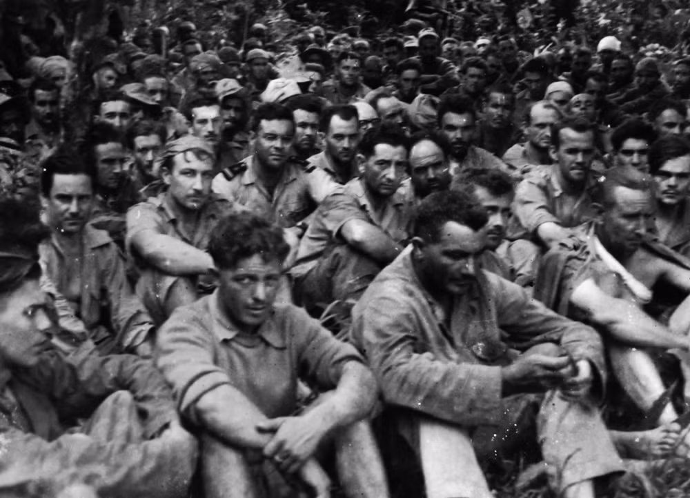 Tù binh Âu Phi bị bắt ở đồn Nghĩa Lộ trong chiến dịch Tây Bắc, năm 1952.