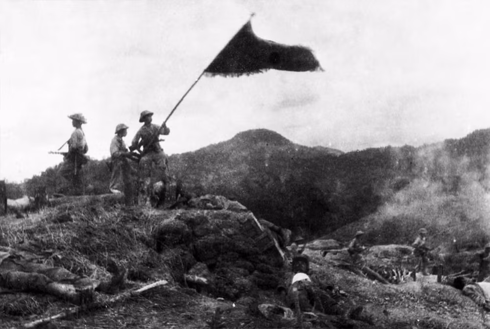 Giành thắng lợi ở Điện Biên Phủ 1954.