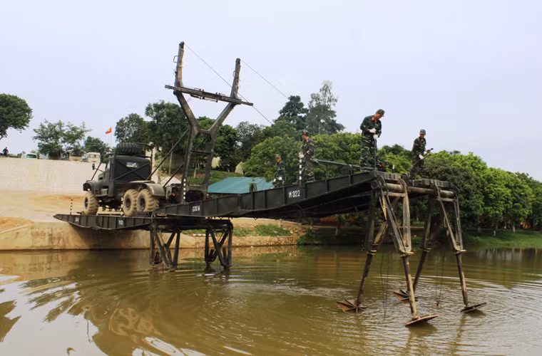 Binh chủng Công binh là lực lượng có chuyên môn kỹ thuật với chức năng bảo đảm công binh trong chiến đấu và xây dựng, có thể trực tiếp chiến đấu bằng vũ khí công binh. Trong thời bình, lực lượng công binh còn trực tiếp tham gia các công tác giúp dân trong bão lũ.