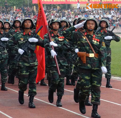 Lục quân Việt Nam được trang bị theo hướng hiện đại, gọn nhẹ, có khả năng cơ động cao, có sức đột kích và hoả lực mạnh, có khả năng tác chiến trong các điều kiện địa hình, thời tiết, khí hậu, phù hợp với nghệ thuật chiến tranh nhân dân hiện đại.