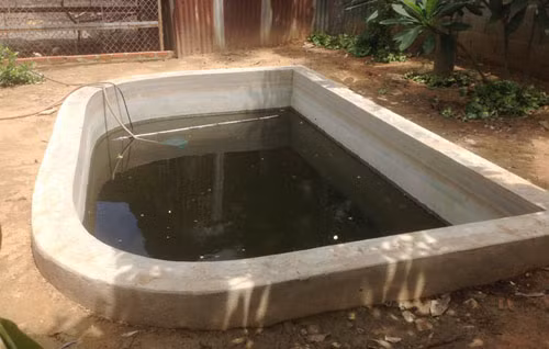 Hồ nước chỉ cách phòng trọ bà Lài vài chục mét, nơi 2 cháu nhỏ bị tai nạn.