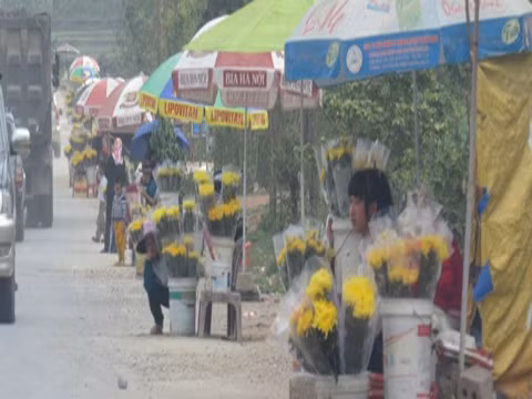 Tình trạng buôn bán tự phát khiến con đường trở nên lộn xộn vô cùng.