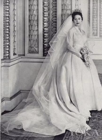 Năm 1960, Công chúa Margaret của Anh và Anthony Armstrong-Jones đã kết hôn tại Westminster Abbey. Váy cưới được thiết kế bởi Norman Hartnell tuy kín đáo nhưng rất đẹp.