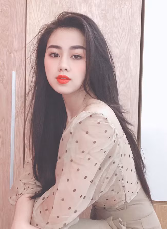 Ngọc Mai được khen ngợi sở hữu gương mặt "ăn hình", lối dẫn thông minh, hoạt ngôn.