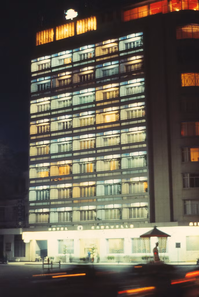 Khách sạn Caravelle buổi đêm năm 1964. Nơi đây từng tiếp đón nhiều nhân vật danh tiếng khi họ đến Việt Nam như Tổng thống Bill Clinton năm 2000, diễn viên Brendan Fraser và Michael Caine, nhà thiết kế thời trang Pierre Cardin... Ảnh: Iparkes