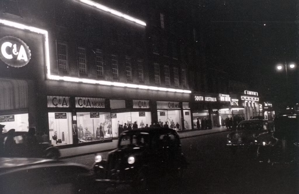 Khung cảnh buổi tối trên phố Oxford, 5/11/1955.