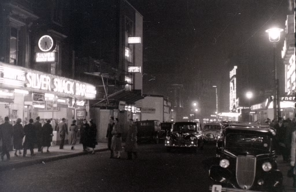 Phố Cranbourn, London ngày 5/11/1955.
