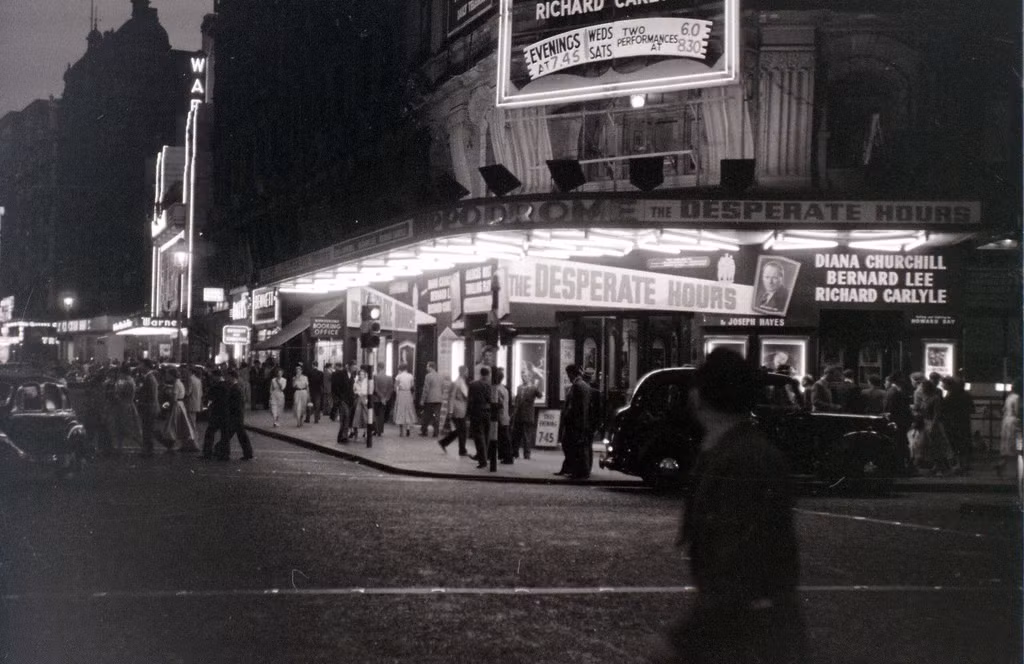 Ánh đèn sáng rực tại các cửa hàng ở giao lộ Charing Cross, thành phố London ngày 1/8/1955.